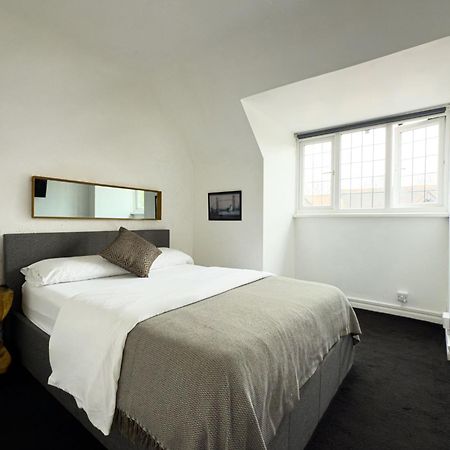 One-Bedroom Flat In Cheam Village 외부 사진