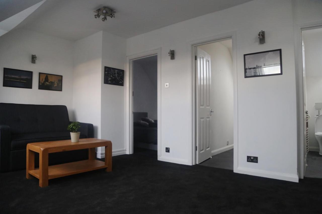 One-Bedroom Flat In Cheam Village 외부 사진