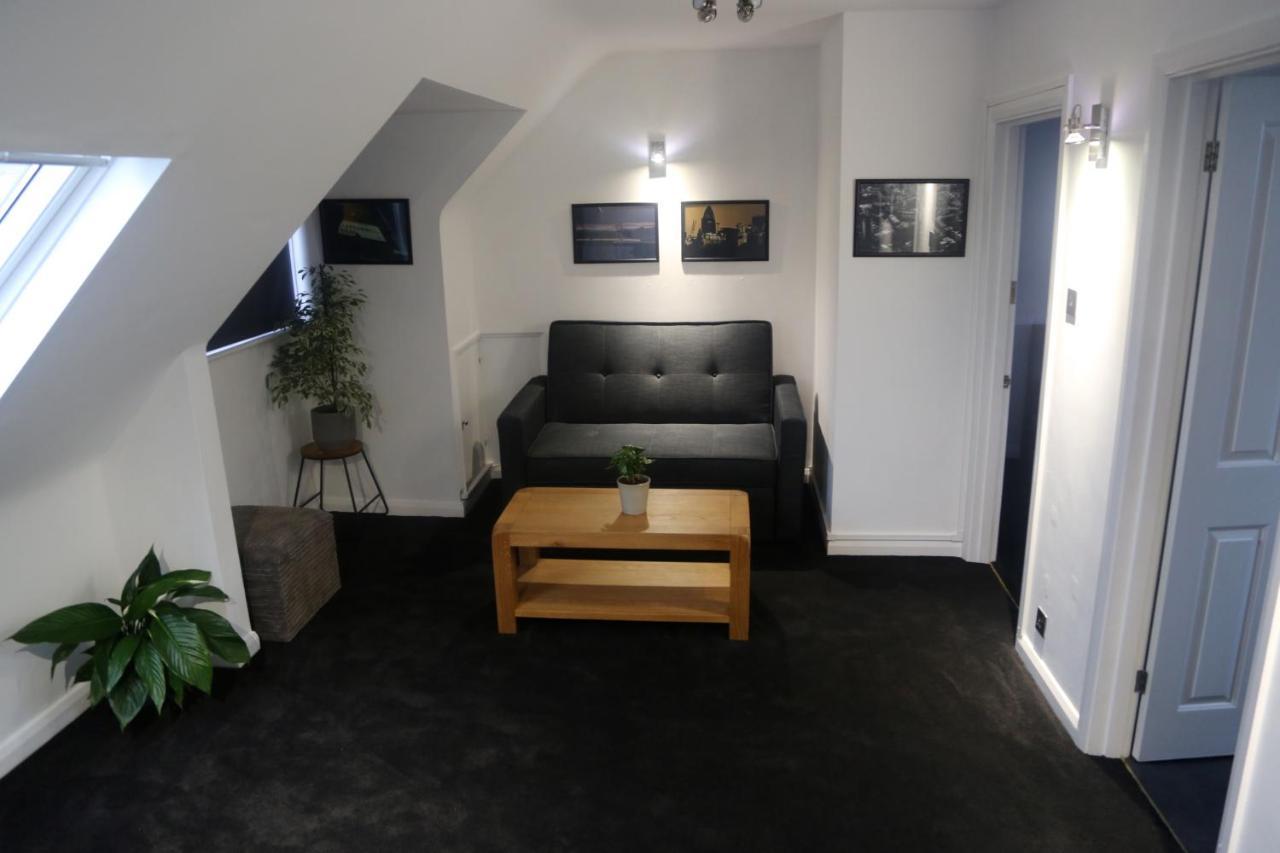 One-Bedroom Flat In Cheam Village 외부 사진
