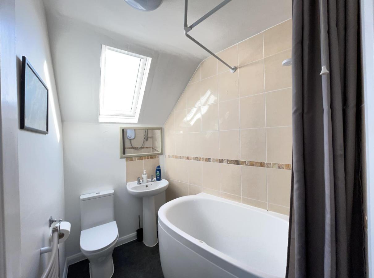 One-Bedroom Flat In Cheam Village 외부 사진