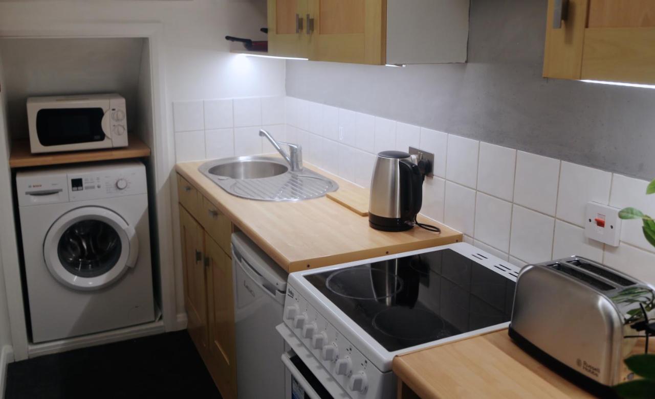 One-Bedroom Flat In Cheam Village 외부 사진