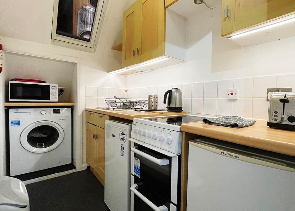 One-Bedroom Flat In Cheam Village 외부 사진