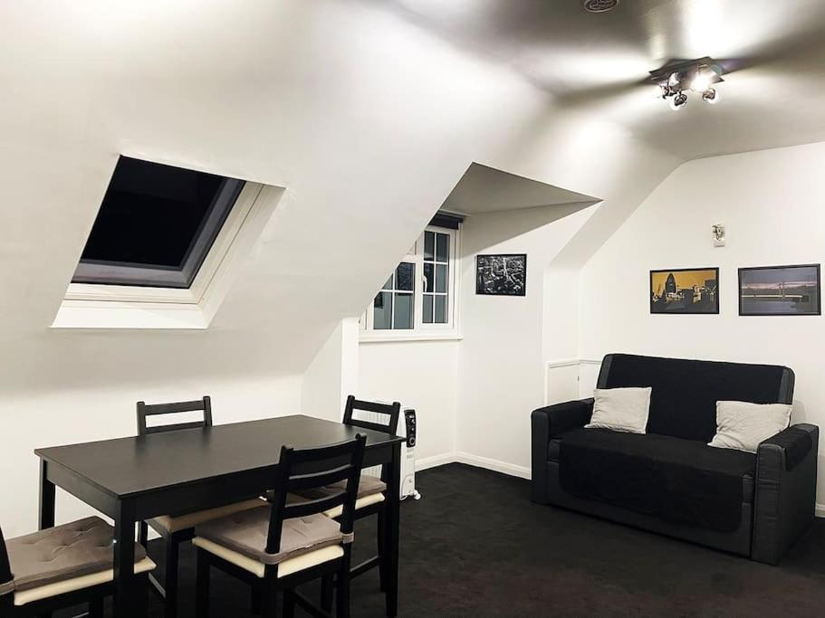 One-Bedroom Flat In Cheam Village 외부 사진