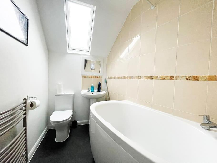 One-Bedroom Flat In Cheam Village 외부 사진