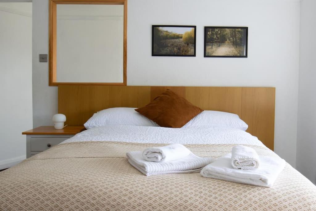 One-Bedroom Flat In Cheam Village 외부 사진