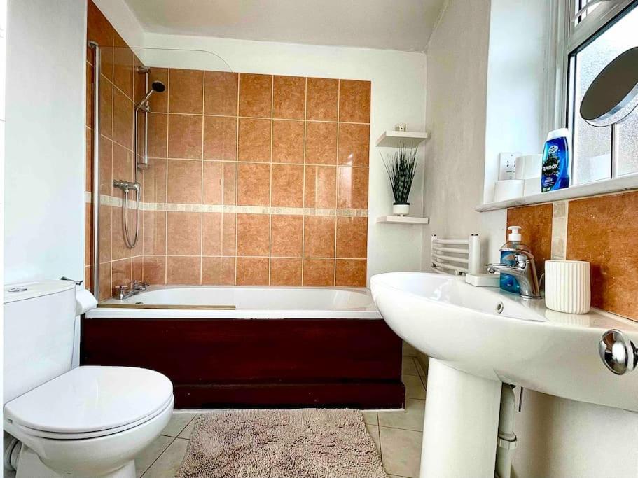 One-Bedroom Flat In Cheam Village 외부 사진