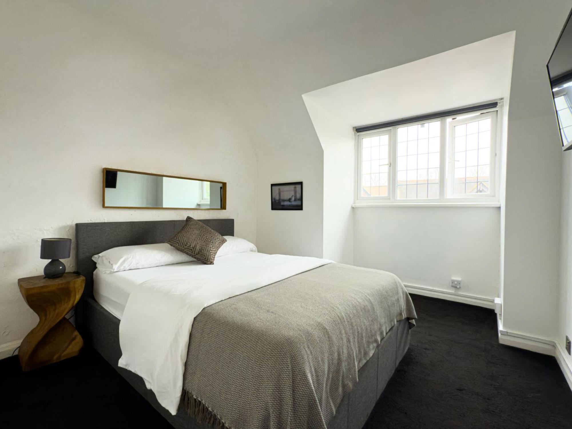 One-Bedroom Flat In Cheam Village 외부 사진